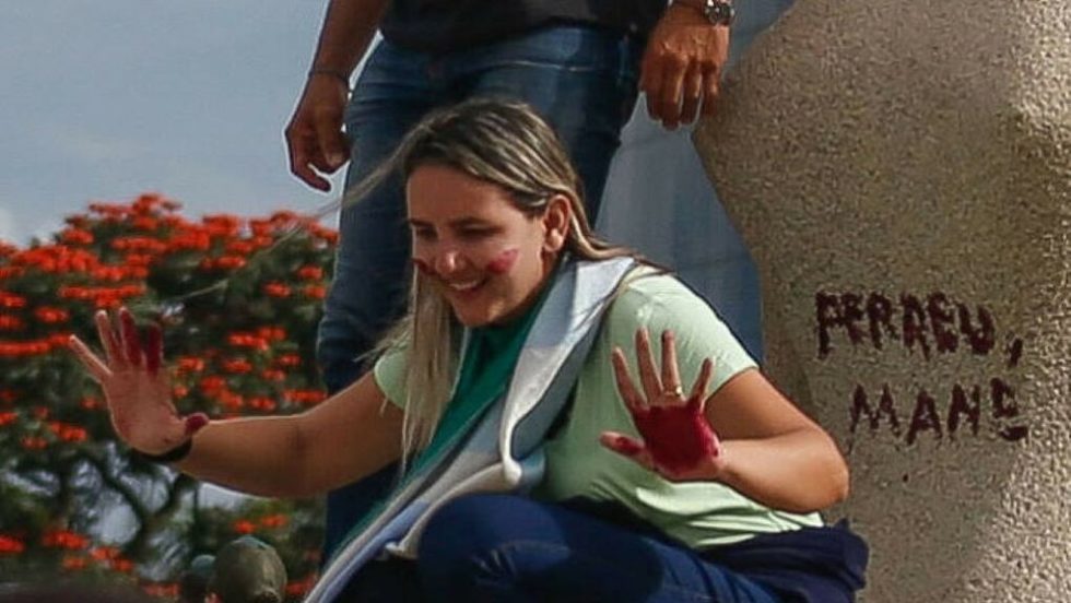 Η Ντέμπορα ντος Σάντος χαμογελά περήφανα μπροστά στο... έργο της